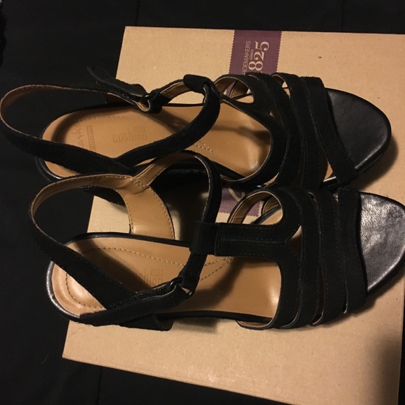 Comfy Clark’s - Picture 5 of 6